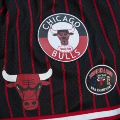 Mitchell & Ness Short Chicago Bulls Hometown Mesh 7 Mitchell & Ness Short Chicago Bulls Hometown Mesh -Basketball Produits Magasin mitchell ness pshr5013 cbuyypppbkrd black red 3